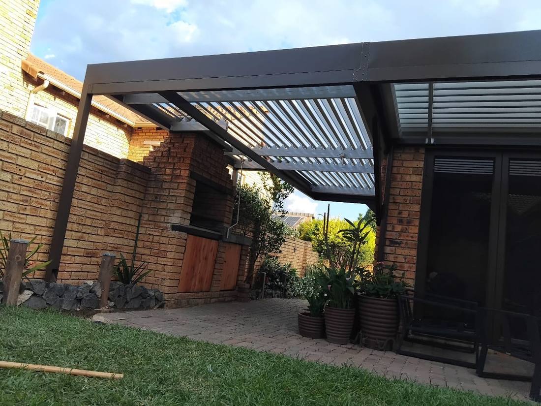Bronze louvre roof over a built-in braai in Wilgeheuwel