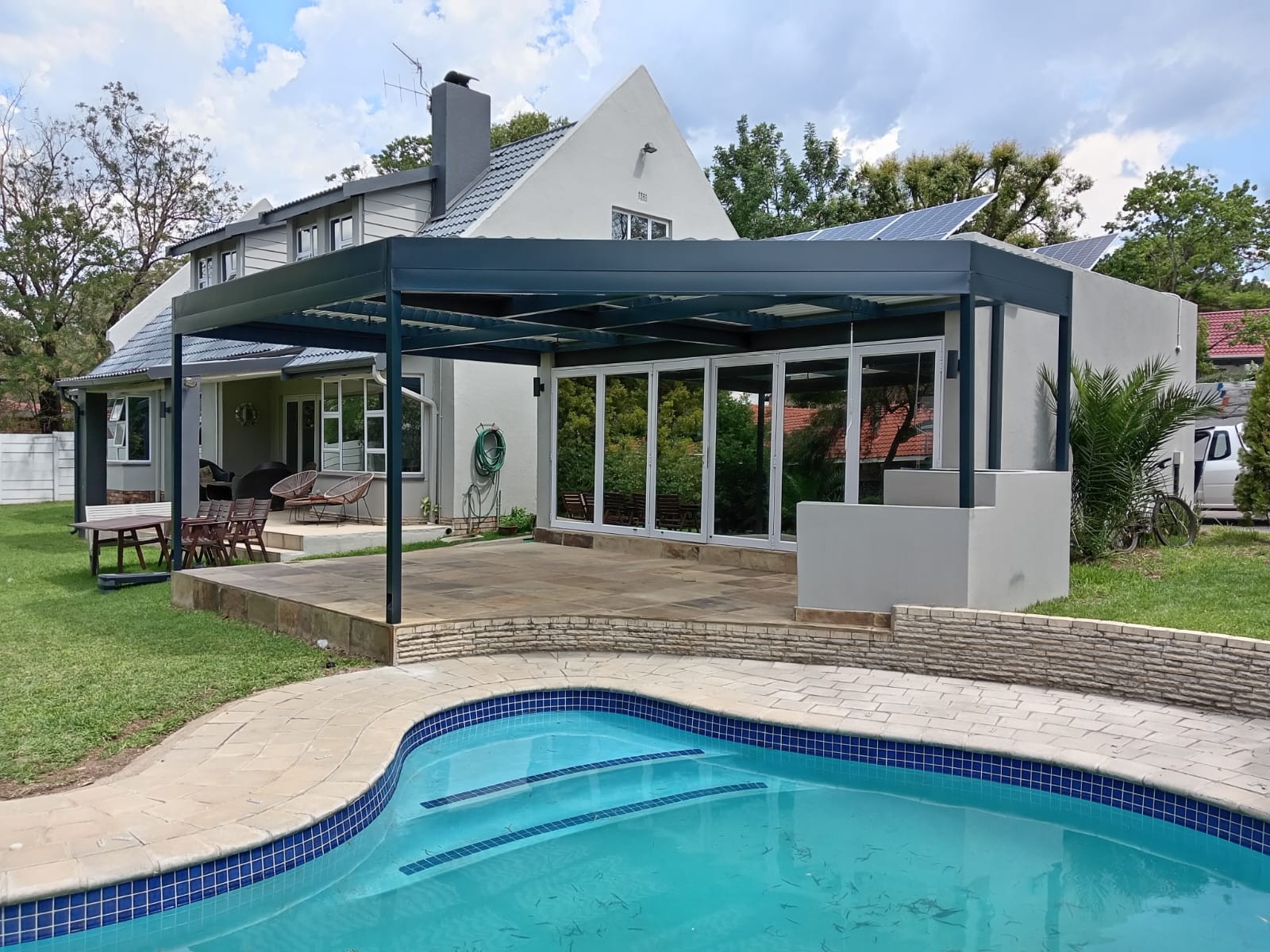 Adjustable louvre awning