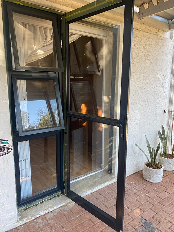 Aluminium hinge door